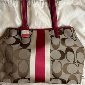 Coach Monogram Fabric Shoulder bag pink detail